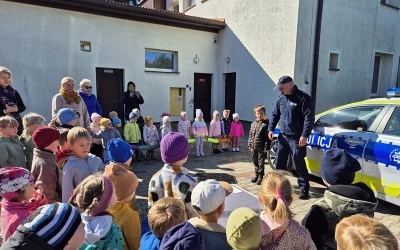 Spotkanie z Policją w przedszkolu "Bezpieczne zachowanie na drodze"