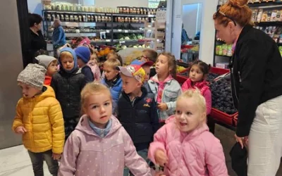 Skrzaty z wizytą w warzywniaku