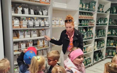 Skrzaty z wizytą w warzywniaku