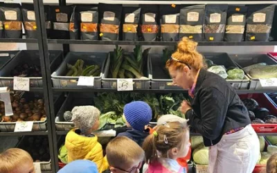 Skrzaty z wizytą w warzywniaku