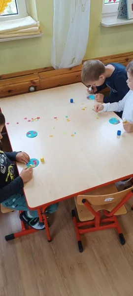 Smerfy szykują się do zimy