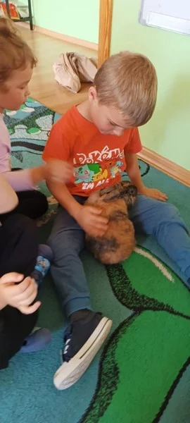 Królik Baksiu z wizytą u "Smerfów"