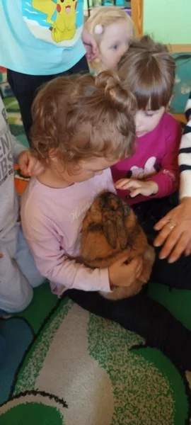 Królik Baksiu z wizytą u "Smerfów"