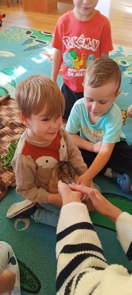 Królik Baksiu z wizytą u "Smerfów"