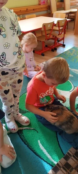 Królik Baksiu z wizytą u "Smerfów"