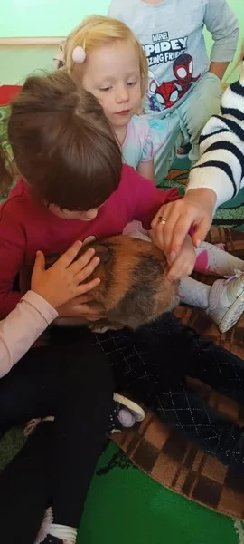 Królik Baksiu z wizytą u "Smerfów"