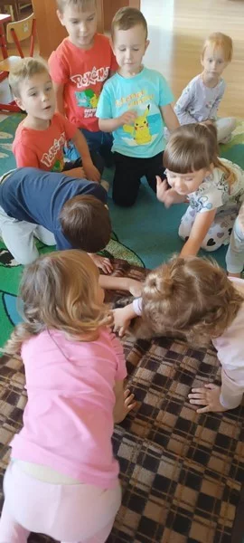 Królik Baksiu z wizytą u "Smerfów"