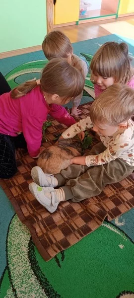 Królik Baksiu z wizytą u "Smerfów"