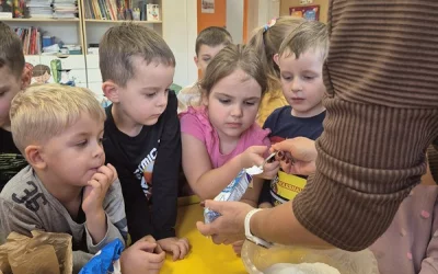 Motylki pieką ciasto marchewkowe