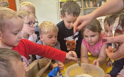 Motylki pieką ciasto marchewkowe