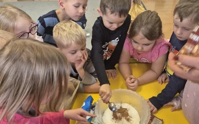 Motylki pieką ciasto marchewkowe