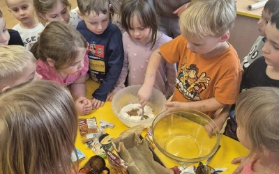 Motylki pieką ciasto marchewkowe