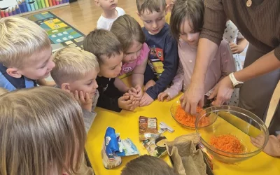 Motylki pieką ciasto marchewkowe