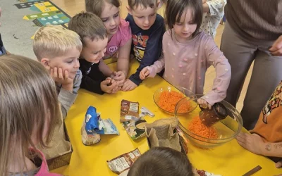 Motylki pieką ciasto marchewkowe