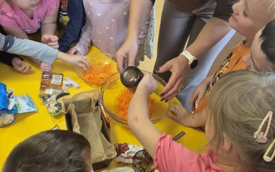 Motylki pieką ciasto marchewkowe