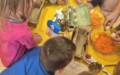 Motylki pieką ciasto marchewkowe