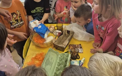 Motylki pieką ciasto marchewkowe