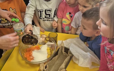 Motylki pieką ciasto marchewkowe