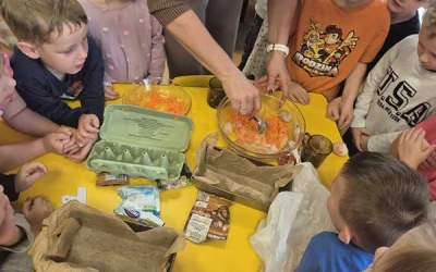 Motylki pieką ciasto marchewkowe