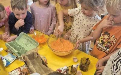 Motylki pieką ciasto marchewkowe