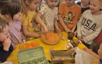 Motylki pieką ciasto marchewkowe