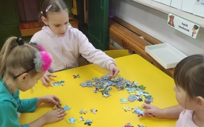 Uczennice z wizytą u Skrzatów