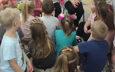 Uczennice z wizytą u Skrzatów