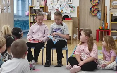 Uczennice z wizytą u Skrzatów