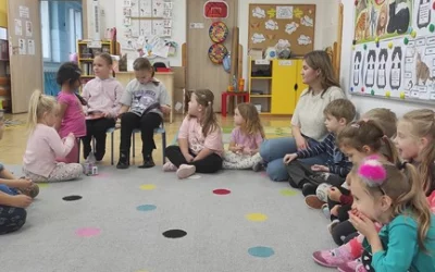 Uczennice z wizytą u Skrzatów