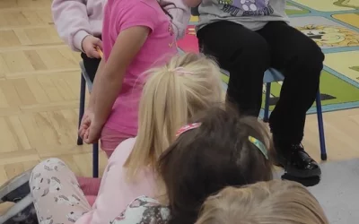 Uczennice z wizytą u Skrzatów