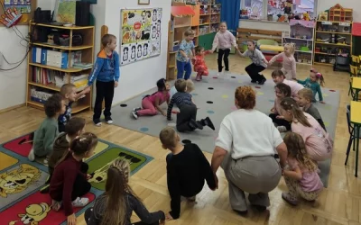 Uczennice z wizytą u Skrzatów