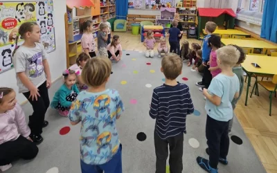 Uczennice z wizytą u Skrzatów