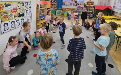 Uczennice z wizytą u Skrzatów