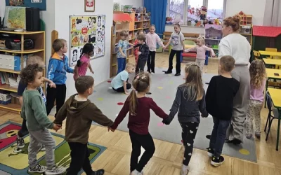 Uczennice z wizytą u Skrzatów