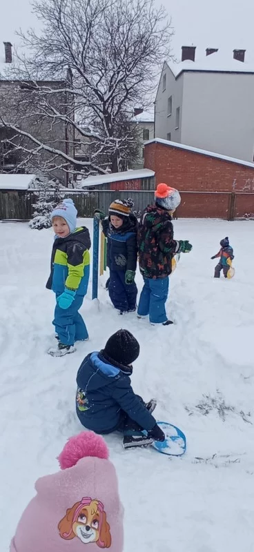 Zabawy na śniegu Smerfów