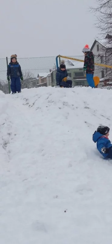 Zabawy na śniegu Smerfów
